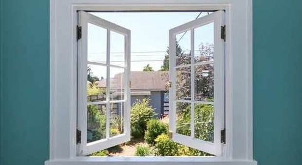 Caldo estremo, finestra aperta o chiusa? Le 3 regole degli esperti per tenere la casa al fresco