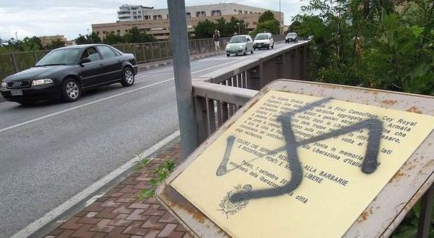Pesaro, svastica sul ponte Brigata Ebraica nel 70° anniversario della Liberazione