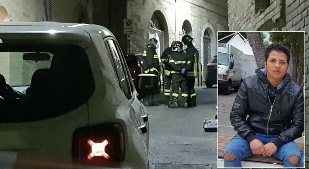 Corso Cavour a Fermo chiuso durante il sopralluogo delle forze dell'ordine. Nell'ordine Ahmed Mohamed