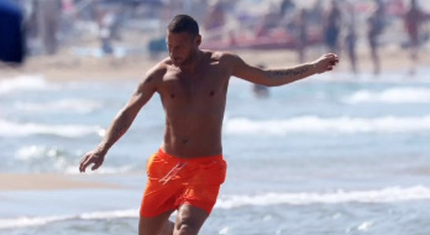 Totti gioca in spiaggia a Sabaudia con il figlio Christian, fisico da urlo a 45 anni (e fan in visibilio)