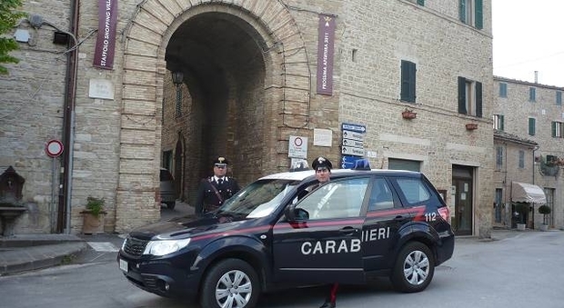 A 36 anni vuole gettarsi dal campanile i carabinieri lo convincono a scendere
