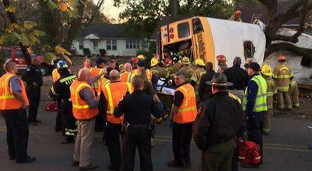 Tragedia sullo scuolabus, autista perde il controllo e finisce contro un albero: morti 5 bambini delle elementari e altri 5 feriti
