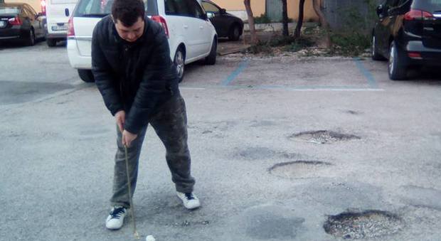 Strade piene di buche, si gioca a golf «Visto? Ancona offre tante iniziative»