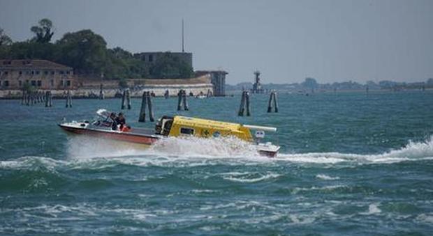 Venezia, barca contro una briccola in laguna: morta ragazzina di dodici anni, il padre è sotto choc