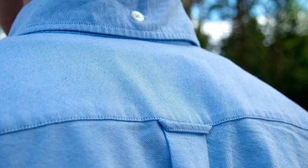 Perché le camicie da uomo hanno uno strano anello sulla schiena? Ecco a cosa serve