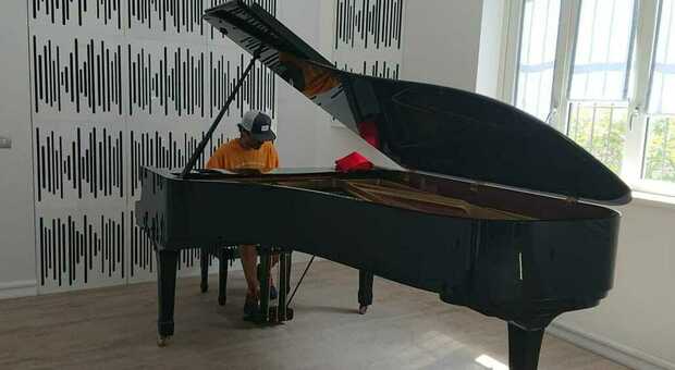 Il Maestro Enrico Cremonesi al pianoforte