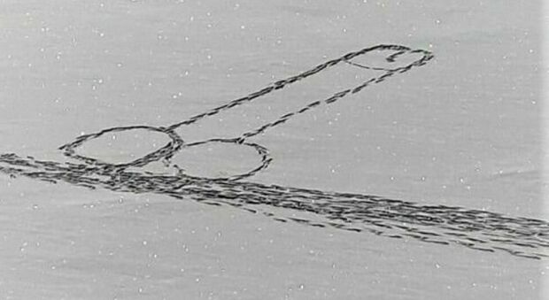 Disegna un pene gigante sul lago ghiacciato nel torinese: «Ha messo in pericolo la sua vita e quella di eventuali soccorritori»