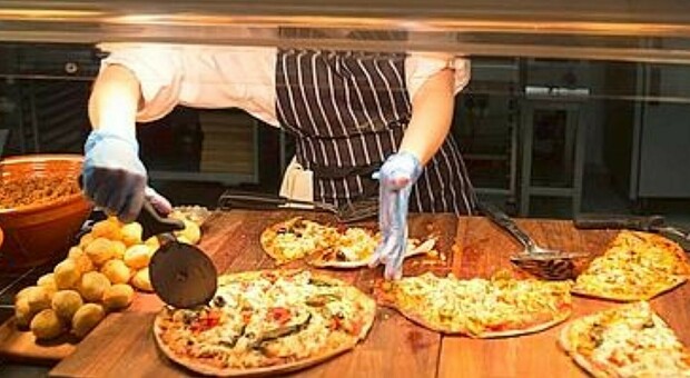 Cercasi pizzaioli e cuochi preparati per l'estate 2022: la ristorazione prova a trainare la ripresa
