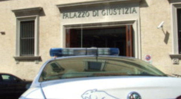 Ancona, 27enne tradito dai tatuaggi Spunta la droga dal borsone: arrestato