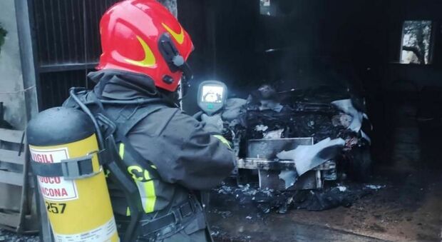 Auto prende fuoco in un garage, momenti di terrore nella palazzina