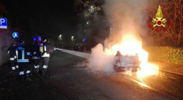 Auto avvolta dalle fiamme, i vigili del fuoco evitano il copinvolgimento di altre macchine