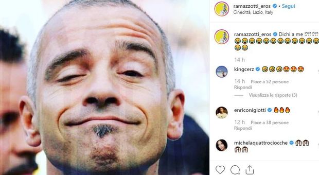 Eros Ramazzotti sorridente su Instagram dopo gli scatti del bacio di Marica Pellegrinelli. E lei mette il like