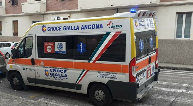L'ambulanza nel piazzale di via Maratta