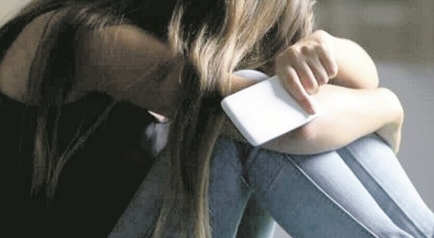 «Mi ha fatto ubriacare e poi violentato»: la ragazza di 16 anni accusa un 20enne e chiede 100mila euro