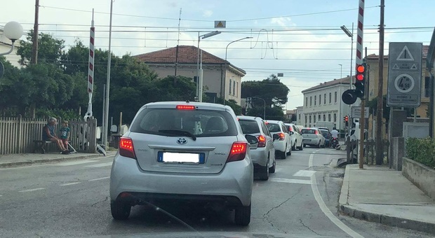 Marotta, traffico in tilt e pericoli: auto ferme sui binari con il semaforo rosso