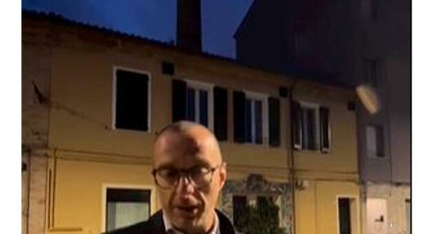 Torre pericolante, evacuata un'intera via a Pesaro: trenta sfollati ospitati in hotel. Ricci: «Serve lo stato di emergenza»