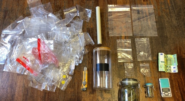 In due sorpresi con le droghe sintetiche: uno arrestato con le pasticche di ecstasy "Rolls Royce"