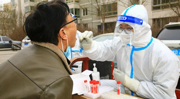 Cina, vaccini mRna vietati e ospedali a rischio collasso: ecco perché Pechino non può abbandonare la politica zero-Covid