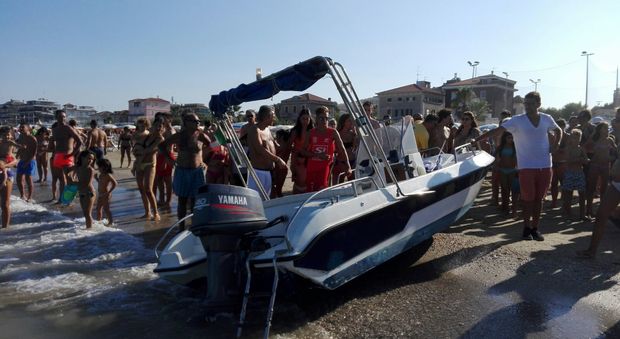 Porto San Giorgio, motoscafo piomba sulla spiaggia: sfiorata la tragedia