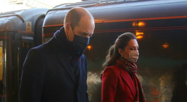 Kate Middleton e William violano le regole anti Covid: «È stato davvero palese». La foto che indigna