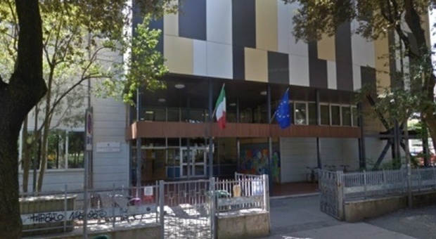 Pesaro, diversi focolai innescano l'incendio nella notte: giallo nella scuola che aspetta di essere demolita