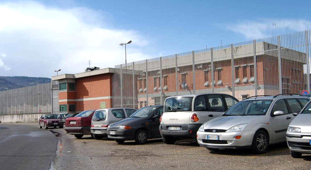 Tensioni al carcere di Marino, trenta detenuti si rifiutano di rientrare in cella. Ecco le richieste