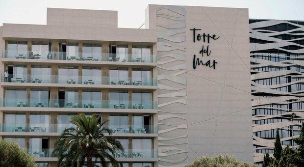 Ibiza, coppia di ventenni muore precipitando dal balcone, lei italo-spagnola