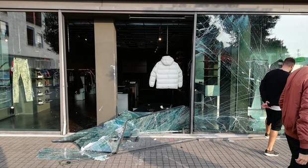 Civitanova, auto ariete: il negozio di abbigliamento svaligiato in trenta secondi