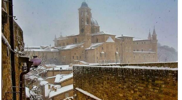 Arriva la neve, il sindaco di Urbino chiude tutte le scuole