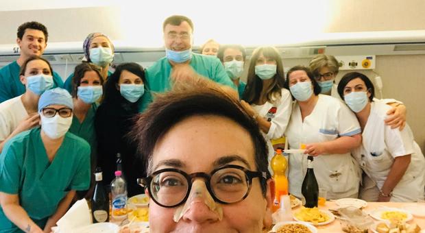 La mini festa di compleanno in corsia per l infermiera Alessandra Pignocchi