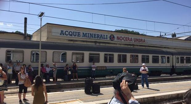 Il treno fermo a Nocera Umbra