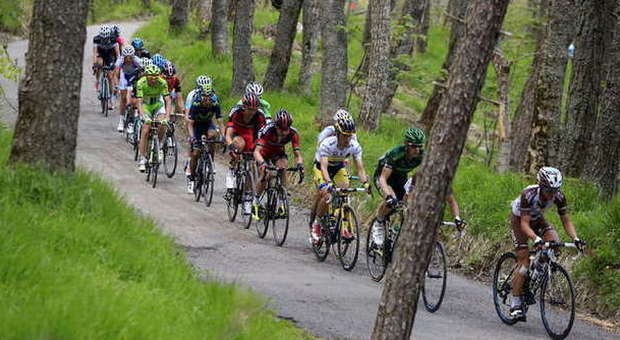 I corridori durante la tappa del Giro arrivata a Montecopiolo