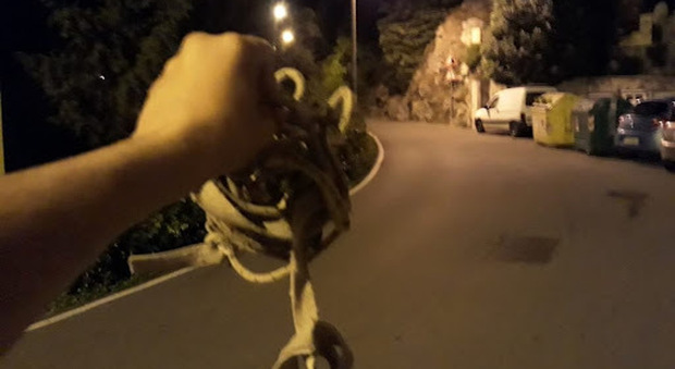 La trappola: corda tesa sulla strada, ragazza in scooter ferita gravemente, caccia a quattro minorenni a Santarcangelo