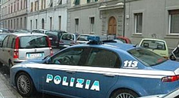 Ancona, infastidisce i passanti lungo il corso e inveisce contro la polizia