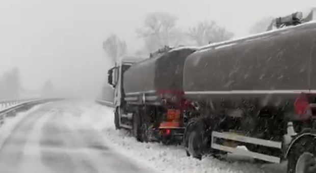 Fabriano, primavera solo sulla carta: i camion restano bloccati dalla neve sulla Statale