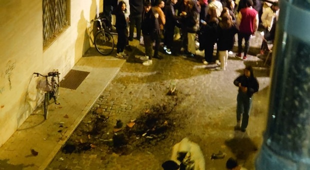 Spaventosa rissa tra bande in centro a Fano: spuntano manganelli e una spada. Le foto choc