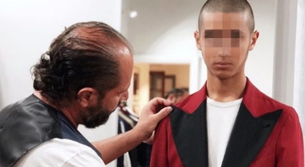 Carlos Maria Corona si compra una giacca per assistere al processo del padre, ma ai fan non sfugge un particolare inquietante