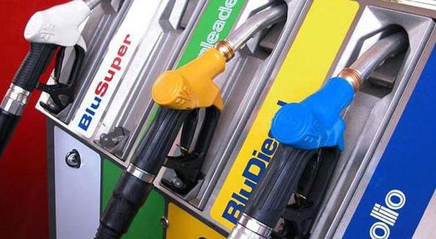 L’Ue boccia la reverse charge sull’Iva Buco di 700 milioni: rischio rincaro benzina