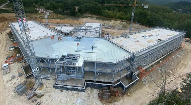 Ospedale dei Sibillini, montato anche il tetto. Marinangeli: «Pronto per l'estate 2022». Ma resta il rebus Medicina
