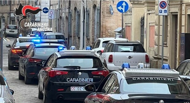 Estorsioni, minacce e sequestro di persona: arrestati tre spacciatori che seminavano il terrore nelle Marche