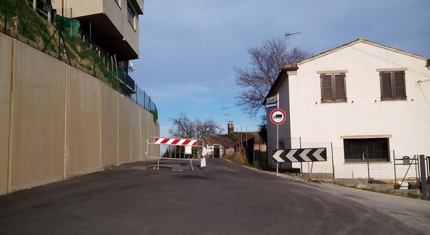 Strada Fontanelle asfaltata ma ancora transennata