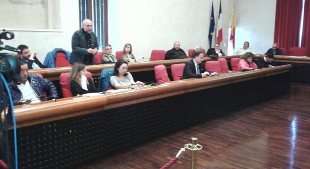 La seduta del consiglio comunale per approvare il bilancio e l'aumento della Tari