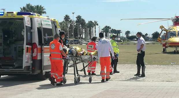 Porto Sant'Elpidio, travolto da un'auto sul lungomare: motociclista soccorso dall'eliambulanza
