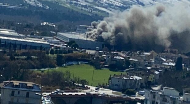 Incendio in una fabbrica della zona industriale. Il sindaco: «Non aprite le finestre»