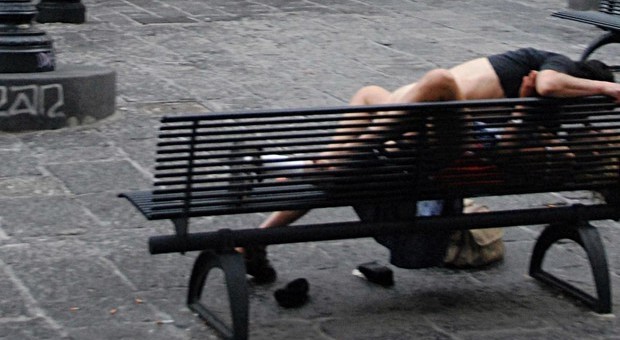 «Amanti hard» fanno sesso in strada: multa di 20mila euro. Lui reagisce e viene arrestato