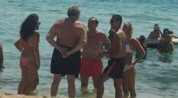 Porto Cesareo, riunione “politica” sulla spiaggia per il ministro Di Maio e il presidente Emiliano. Con loro anche Boccia