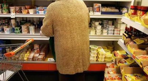 Pensionata di 80 anni ruba un pezzo di formaggio al supermercato: portata in questura e denunciata