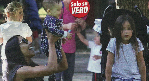 Juliana Moreira con i figli Lua Sophie e Sol Gabriel in un parco a Milano
