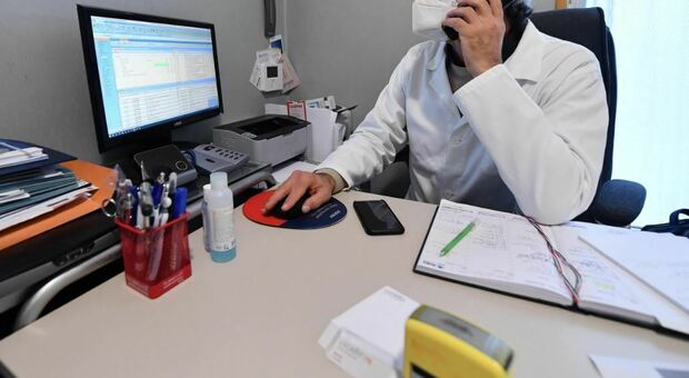Napoli: medico lucrava su malati di tumore, spingendoli ad "urgenti" operazioni a pagamento, arrestato