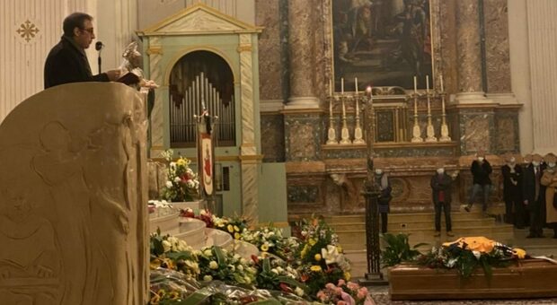 Il figlio assessore ricorda Scarfini in Duomo: «Ora puoi volare in alto». Per tutti resterà l'eterno ragazzo